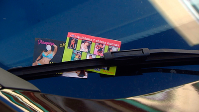 Los vecinos de Madrid, hartos de los 'flyers' porno en los parabrisas de los coches