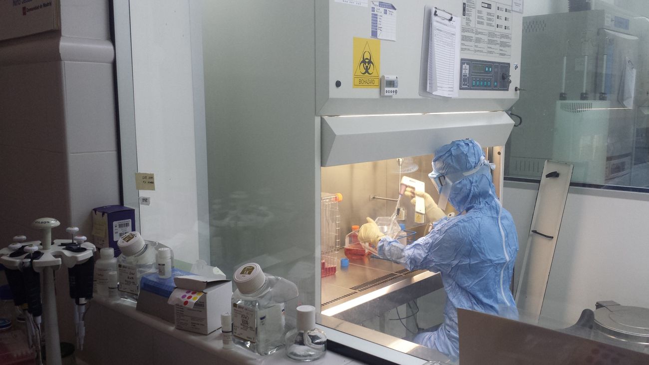 Una investigadora con un equipo de protección durante el ensayo clínico