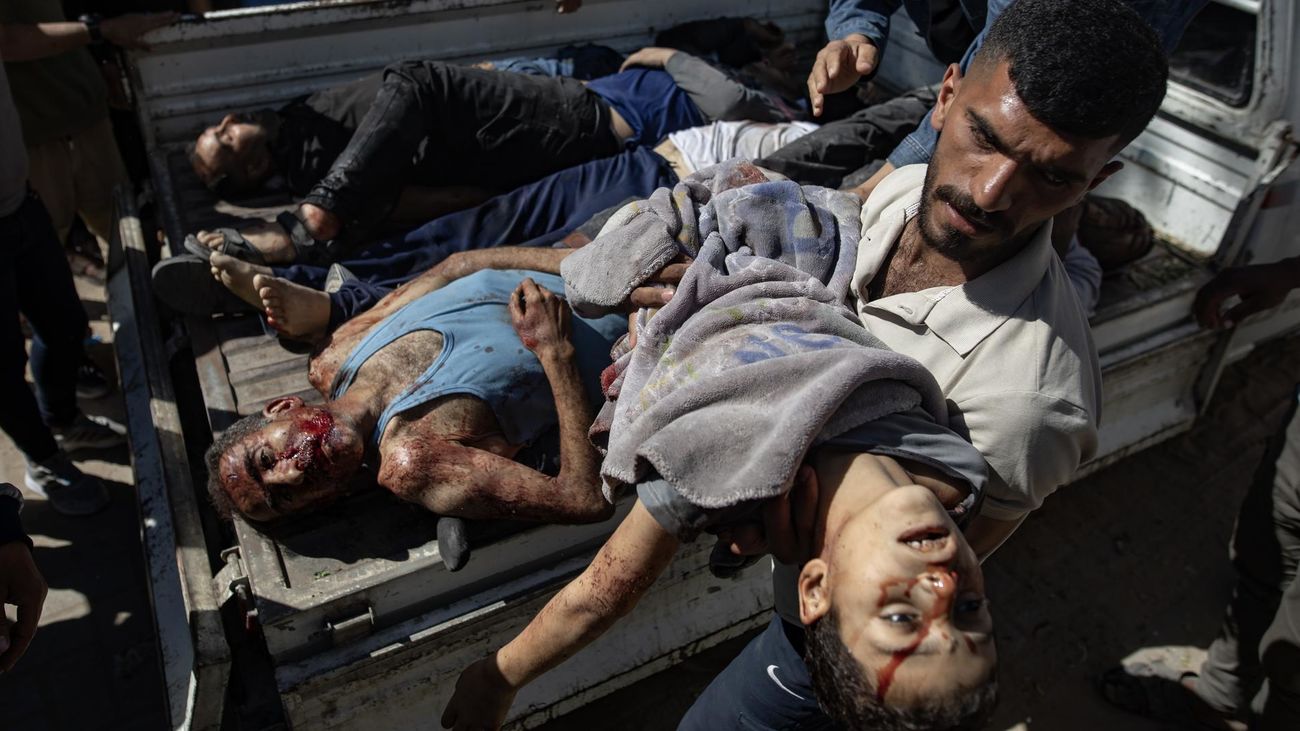 Cuerpos de vísctimas de lso ataques de Israel llegan al Hospital Al-Shifa en la ciudad de Gaza