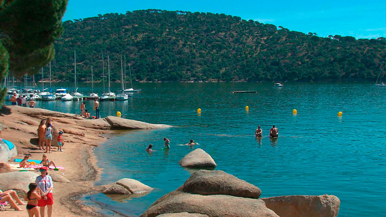 La playa del pantano de San Juan mantiene un año más su 'Bandera Azul', la única de Madrid