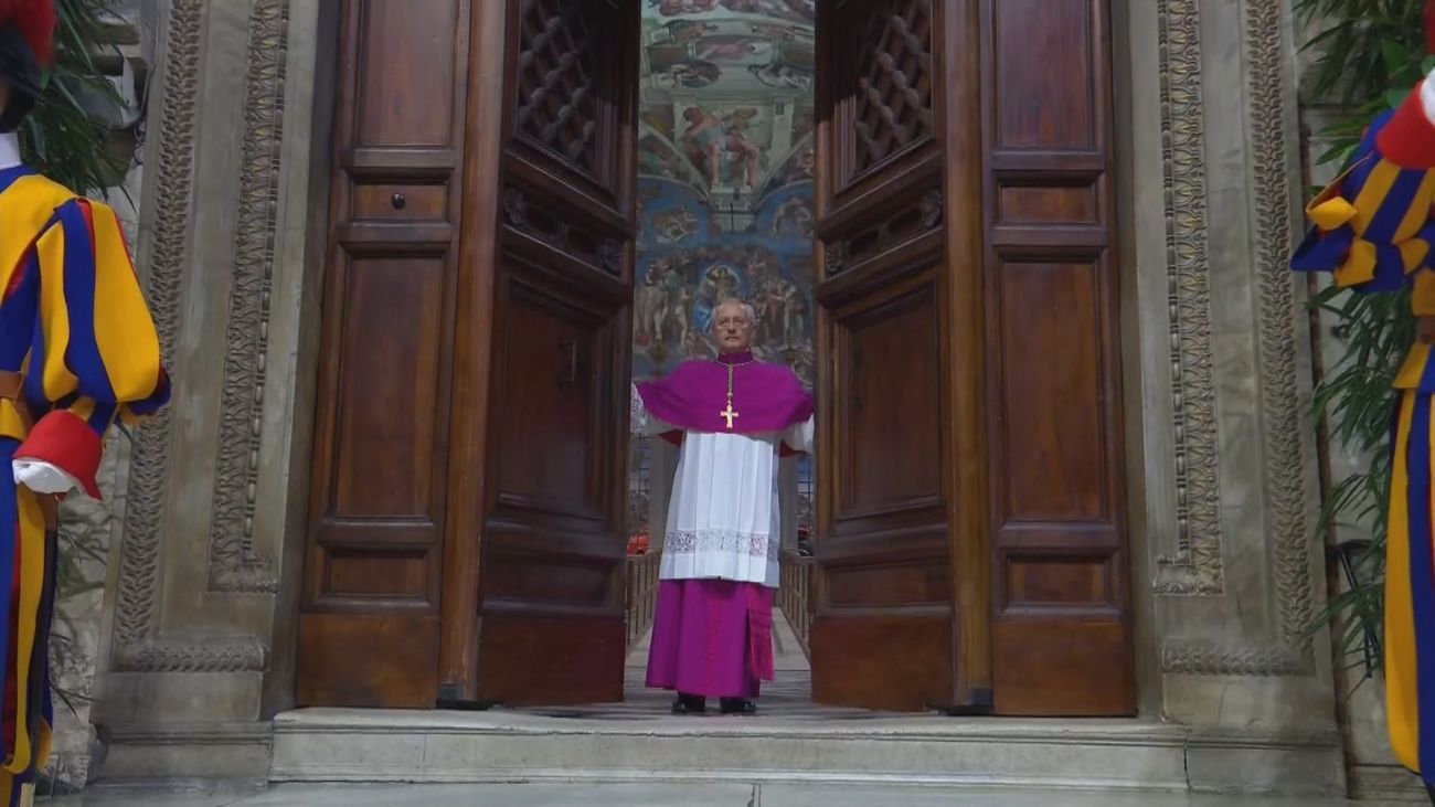 Momento para la historia: 'Extra omnes' y la Capilla Sixtina cierra sus puertas para la elección del nuevo Papa