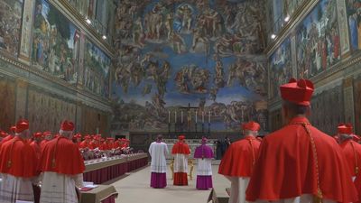 Así fue la entrada de los 133 cardenales en la Capilla Sixtina para elegir al nuevo Papa