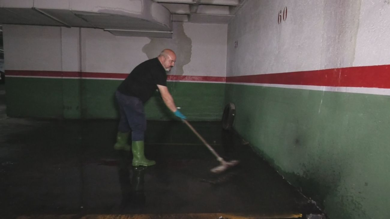 Socavón en Villaverde: vecinos y comerciantes luchan contra las consecuencias de la inundación