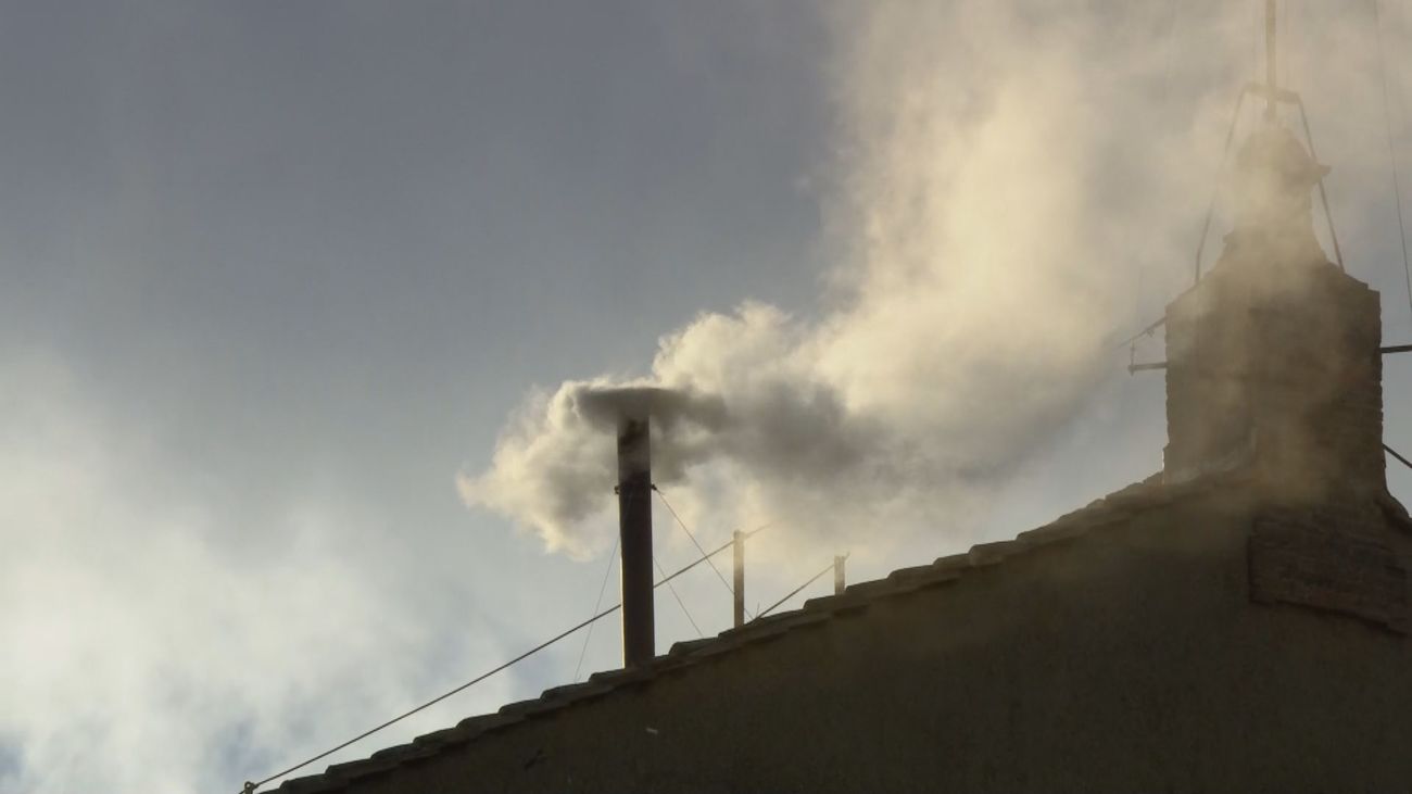 La fumata blanca en la cuarta votación anuncia la elección del nuevo Papa