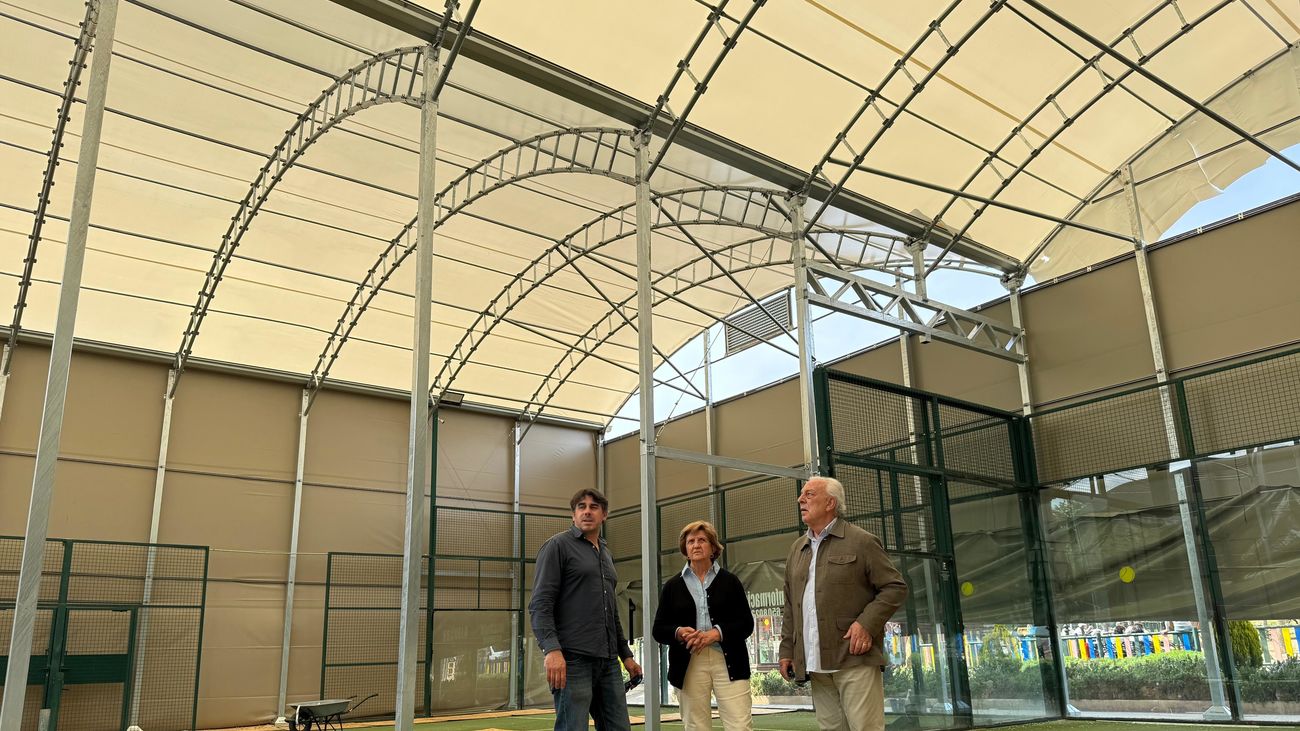 Visita municipal a las obras en las pistas de pádel de Villar del Olmo