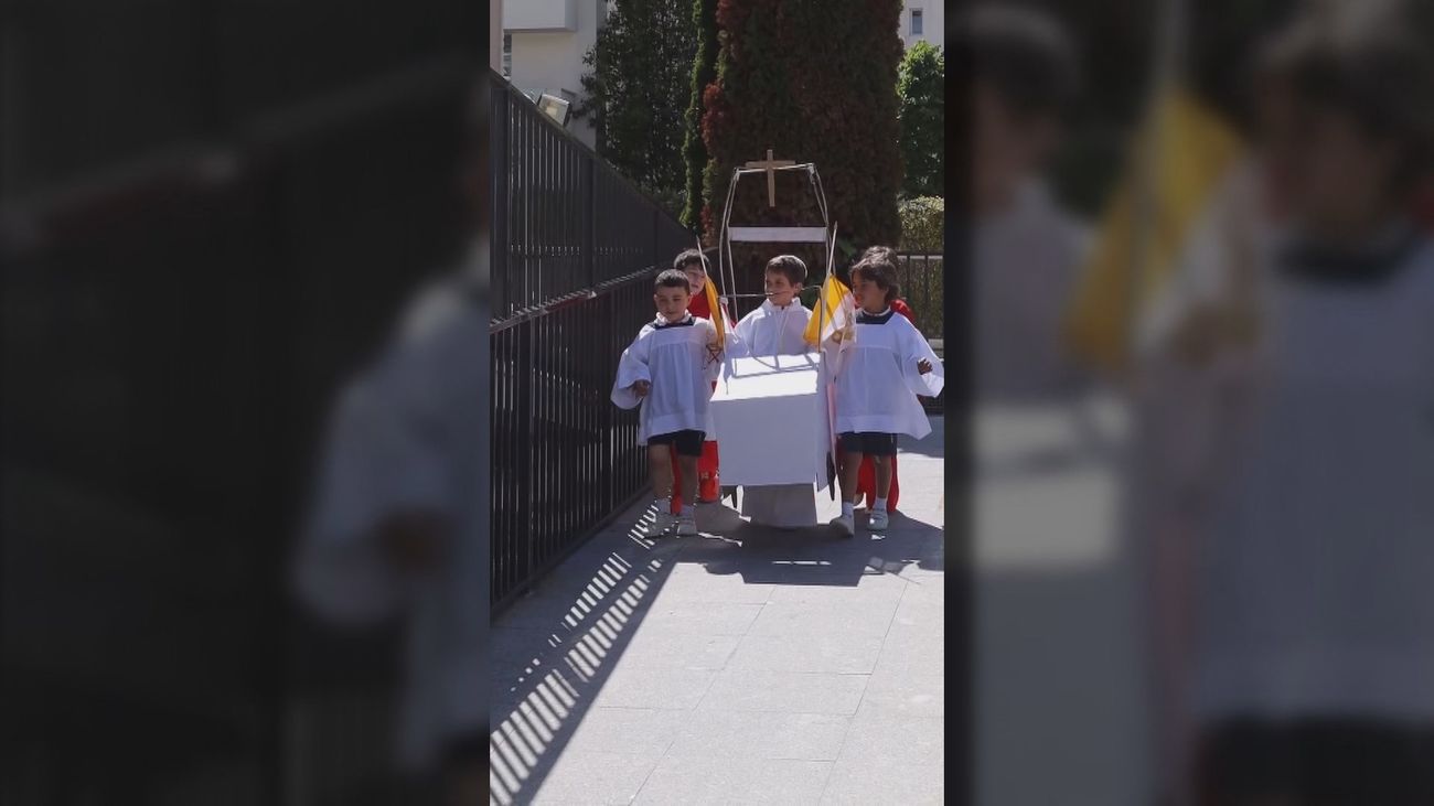 Alumnos de un colegio de Boadilla simulan el Cónclave, con 'papamóvil' incluido