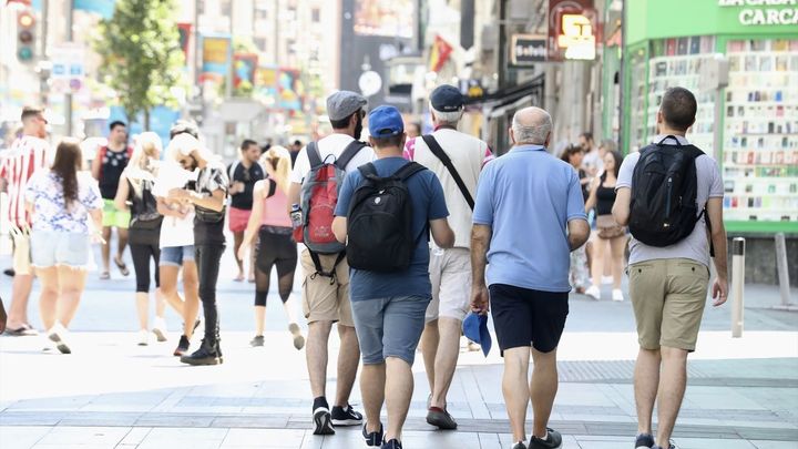 Un grupo de personas pasea por las calles de Madrid