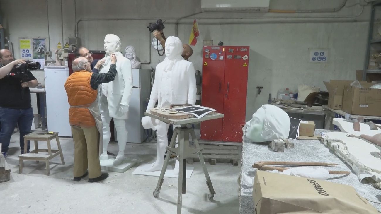 Antonio López ultima una gran escultura de Goya para su casa natal en Fuendetodos (Zaragoza)