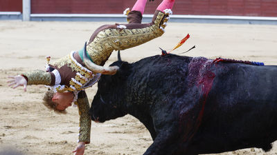 Brutal cogida de Clemente en la primera corrida de San Isidro