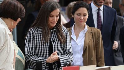 La reina Letizia visita la feria de libros de la Cuesta de Moyano en su 100 aniversario