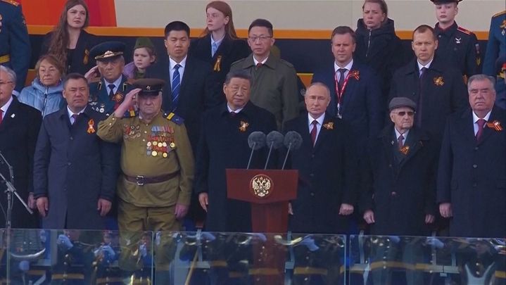 El presidente de China en un lugar destacado junto a Putin / Telemadrid