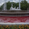 Tiñen de rojo la fuente de Neptuno para denunciar la situación en Gaza