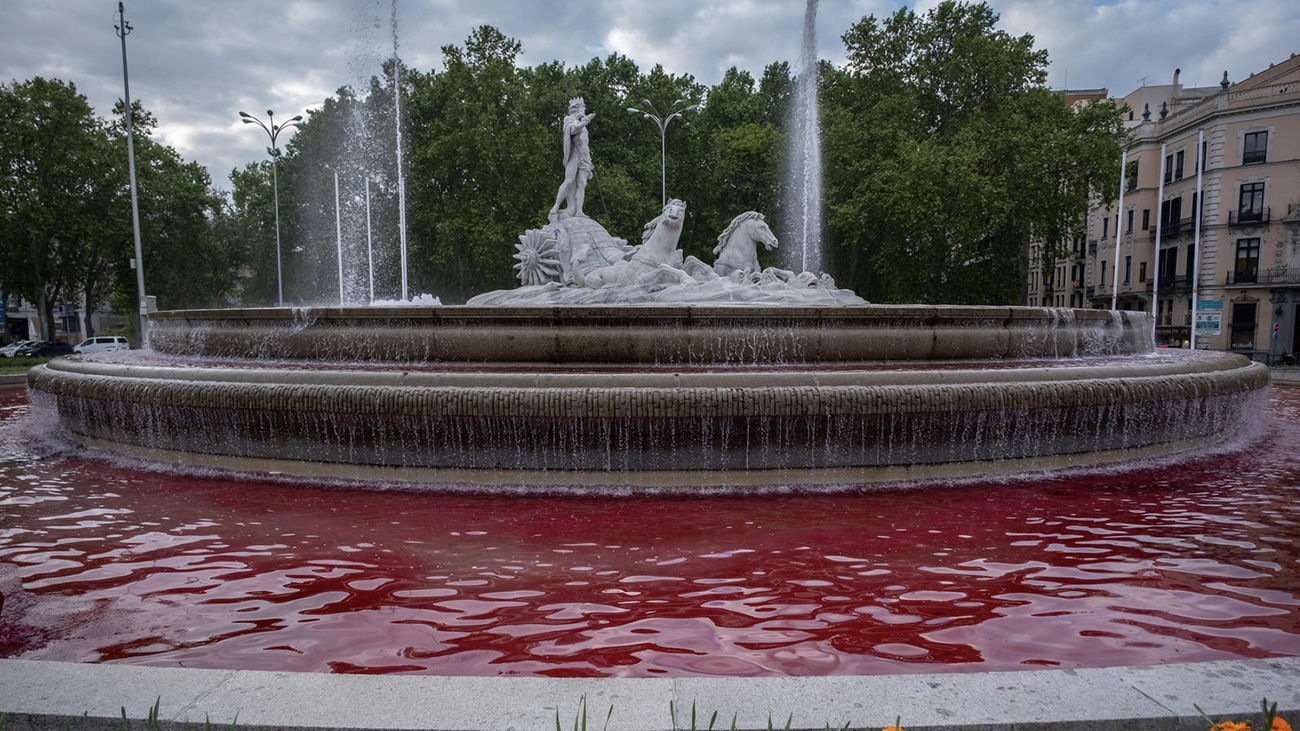 Activistas de Greenpeace tiñen de rojo la fuente de Neptuno