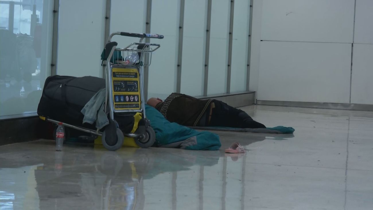 Aumenta la inseguridad en el aeropuerto de Barajas por las personas sin hogar que pasan allí la noche