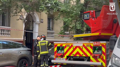 Dos intoxicados leves por humo en el incendio de un piso en Arganzuela