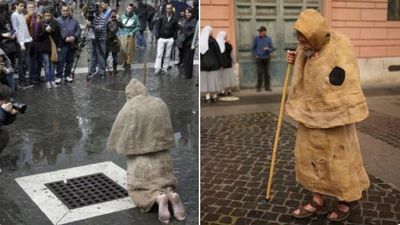 Vuelve a aparecer 12 años después el misterioso monje que reza por el nuevo Papa