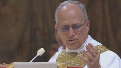 El papa León XIV oficia la primera misa de su pontificado en la  Capilla Sixtina