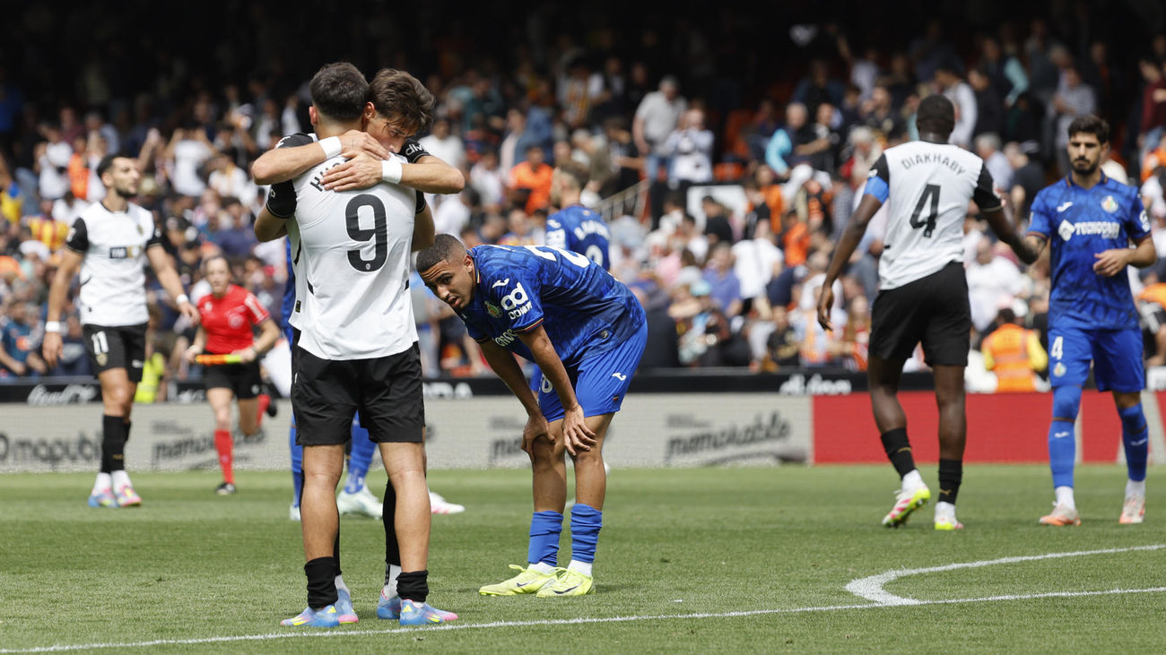 Los jugadores del Getafe, tras perder en Valencia