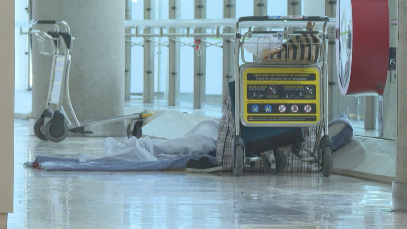 El Ayuntamiento de Madrid tacha de "ruin" la actitud de Aena con los sinhogar que pernotan en Barajas