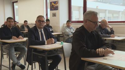 Del coche, al pupitre: los conductores de VTC en Madrid, a examen