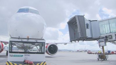 Barajas, primer aeropuerto del mundo que automatiza los 'fingers' de acceso al avión