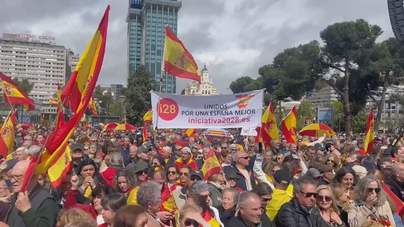 Miles de personas piden en Colón "la dimisión de Sánchez y elecciones ya"