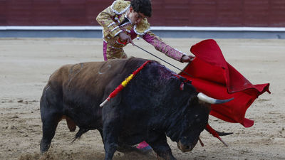 El madrileño Víctor Hernández corta una oreja de peso con un despliegue de valor auténtico