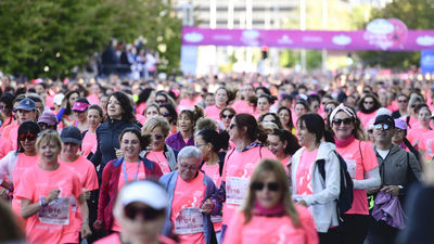 La 'marea rosa' conquista Madrid con 36.000 mujeres y brinda un homenaje a Adriana Cerezo