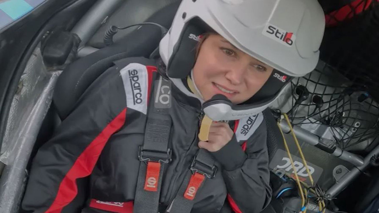 Ayuso se sube al coche de Carlos Sainz para dar la primera vuelta al próximo circuito de Fórmula 1 en Ifema