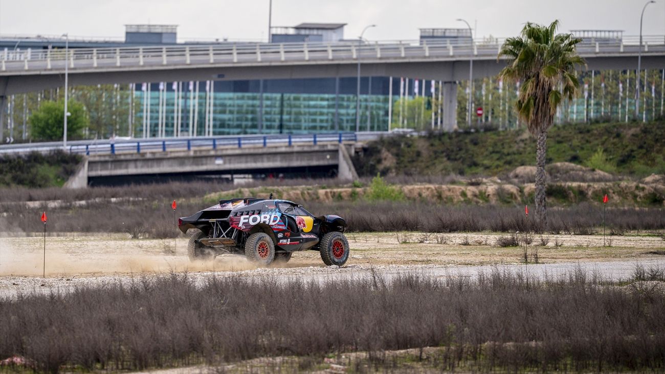 Carlos Sainz realiza la primera vuelta completa a 'MadRing' con el Ford Raptor T1+