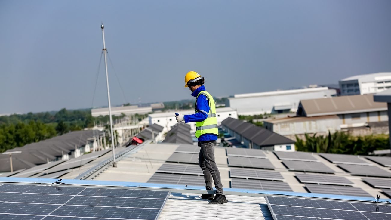 Operario instalando paneles solares