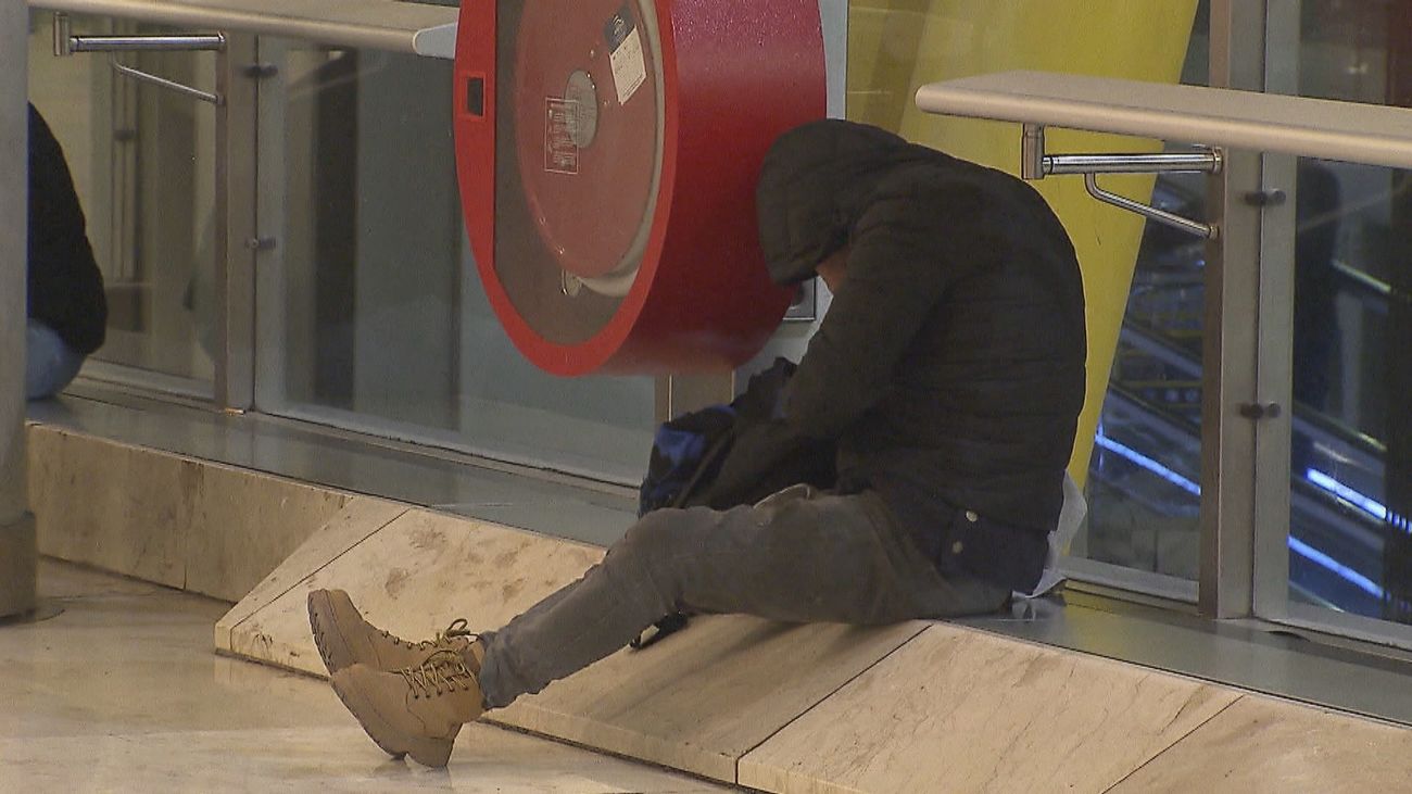 Sindicatos piden al Defensor del Pueblo el "desalojo urgente" de las personas sin hogar que pernoctan en Barajas