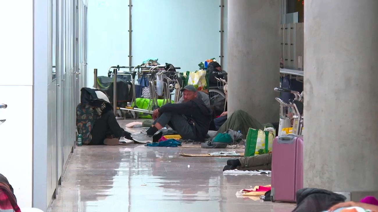 Las medidas de Aena: Fumiga el aeropuerto, impide acceder sin billete  y no permite llevar comida a los sin techo