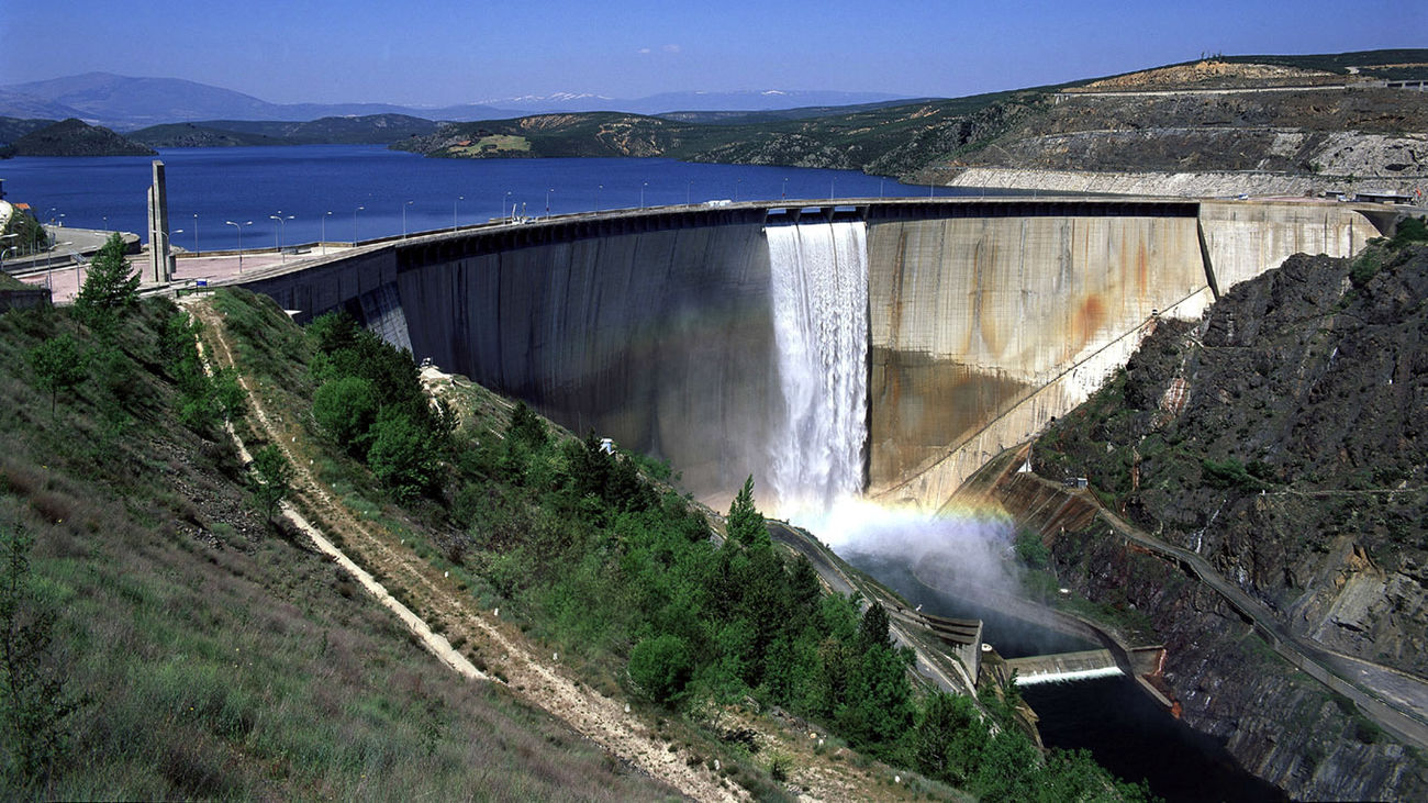 El embalse de El Atazar, al 100%, tendrá que soltar agua en los próximos días