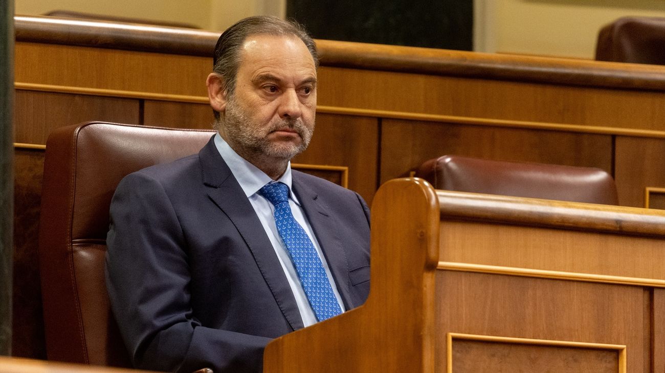 La UCO señala que Ábalos manejó 95.437 euros en efectivo sin declarar y que el PSOE le pagó con sobres