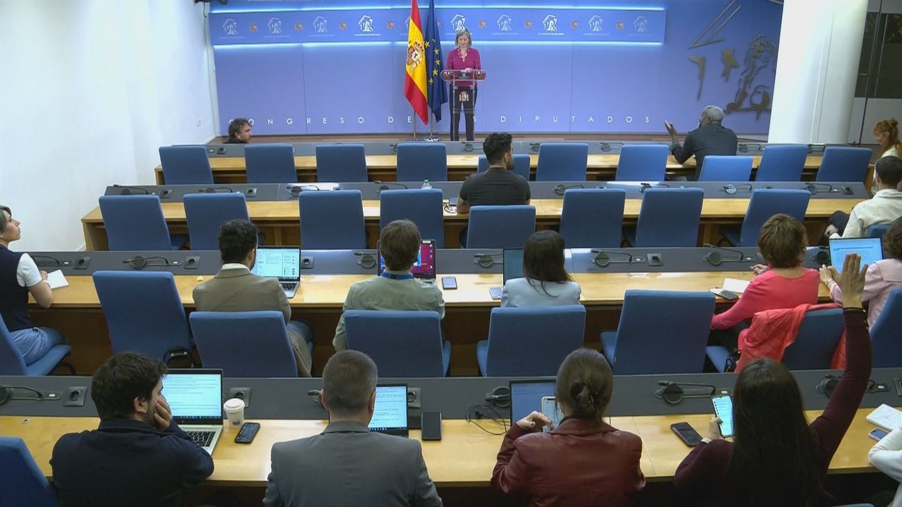 Plante de los periodistas tras un incidente en una rueda de prensa de Sumar en el Congreso