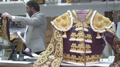De la plaza al taller: el viaje de un torero convertido en sastre taurino en Pinto