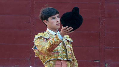 Aarón Palacio resuelve con firmeza, y una oreja, su compleja presentación en Madrid