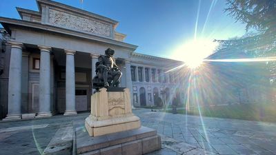 Los mayores de Fuenlabrada recorren el Paisaje de la Luz acompañados por los más jóvenes