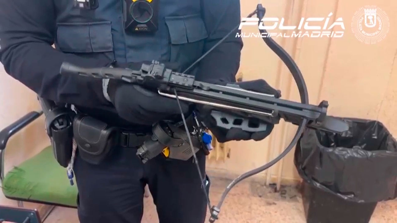 Detenido en Vallecas por llevar una ballesta lista para disparar y un arma de fuego