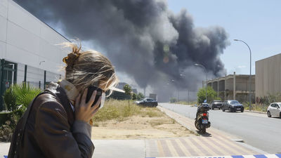 Una explosión provoca un incendio en una nave química en Alcalá de Guadaíra, Sevilla