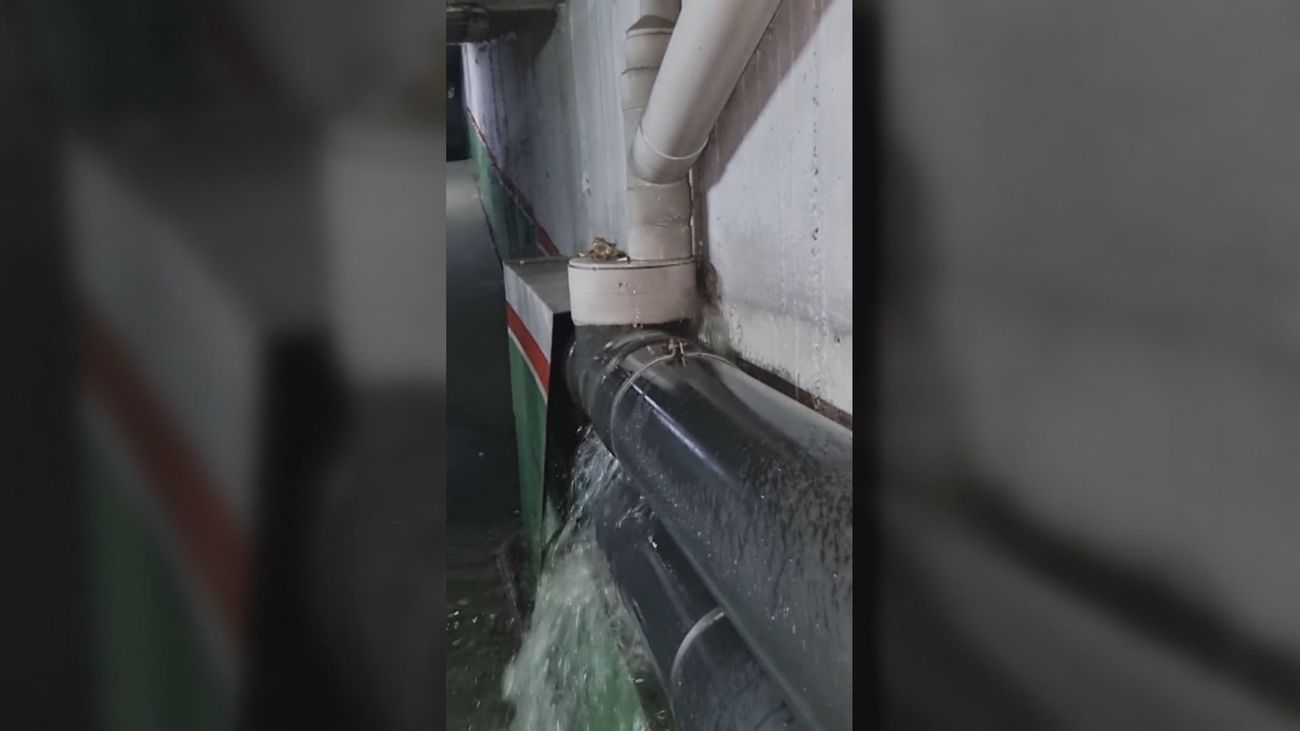 La reparación del socavón en Villaverde no frena las inundaciones en los garajes