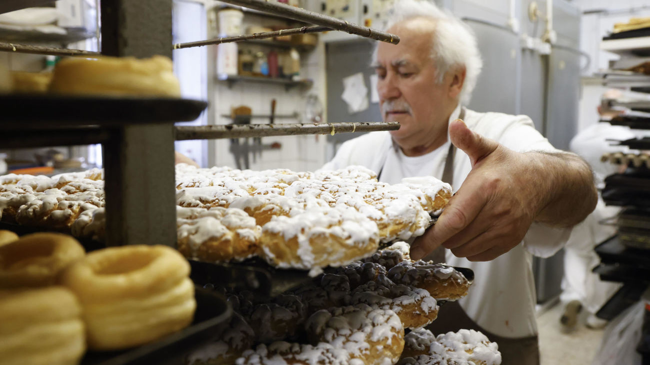 Elaboración de las tracionales rosquillas madrileñas