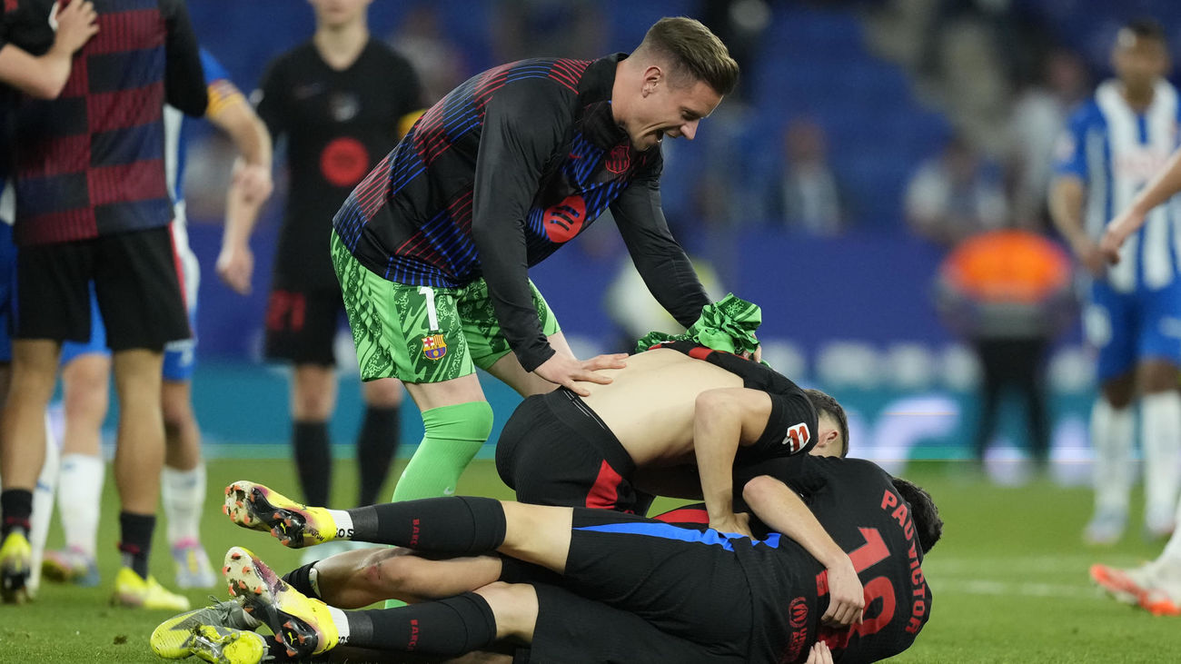 Jugadores del Barcelona celebran el título de la Liga tras ganar al Espanyol