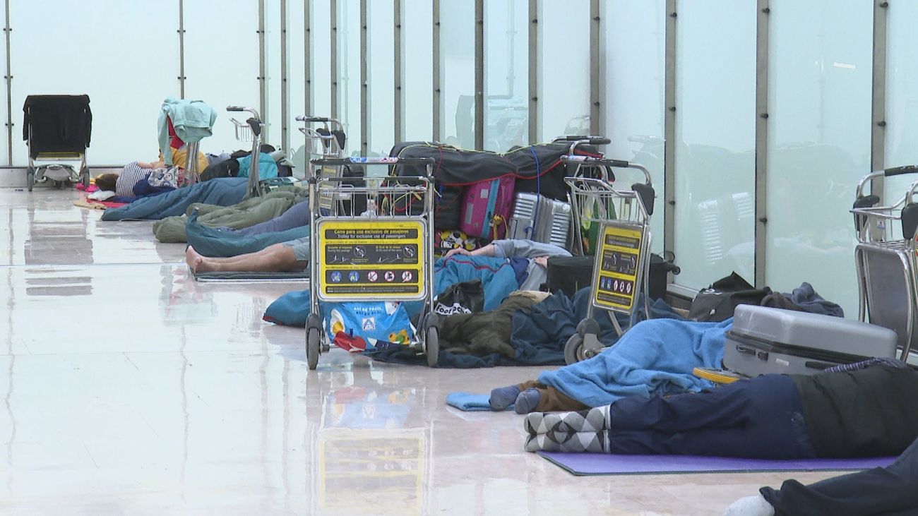 La Comunidad de Madrid cree que Aena y el Gobierno han reaccionado "tarde y mal" a la situación en Barajas