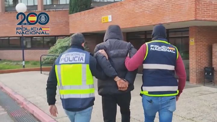 Agentes de policía conducen a un detenido a la comisaría