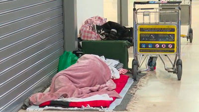 La Comunidad de Madrid exige a AENA que filie a las personas que pernoctan en Barajas