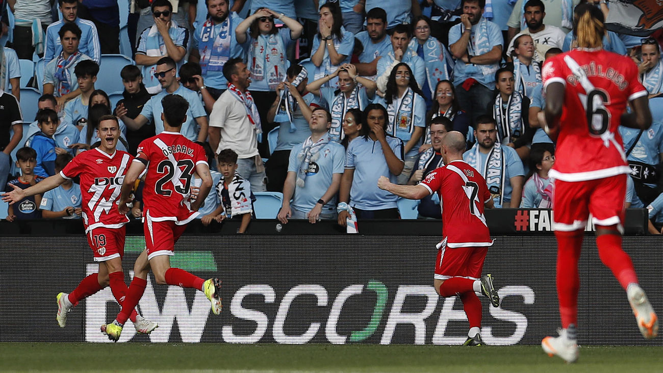 Los jugadores del Rayo celebran un gol al Celta