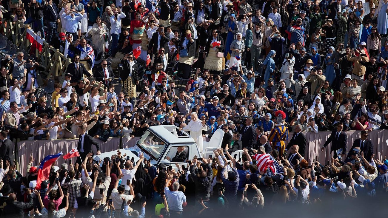 León XIV recorre la plaza de San Pedro en papamóvil antes de misa de inicio de pontificado
