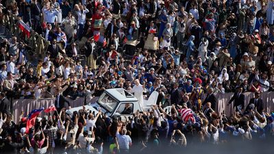 León XIV recorre la plaza de San Pedro en papamóvil antes de misa de inicio de pontificado